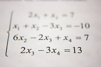 Κοντινό σε ένα τυπωμένο σύστημα εξισώσεων, για τον υπολογισμό των δυνητικών πελατών που πραγματικά αξίζουν