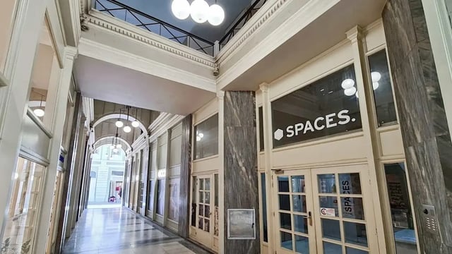 Η είσοδος της στοάς προς τα γραφεία Spaces στην οδό Ερμού, στην Αθήνα