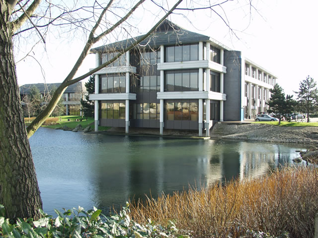 Το κτίριο Waterside στο Arlington Business Park, δίπλα σε μια λίμνη