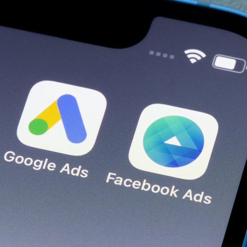 Οι εφαρμογές Google Ads και Facebook Ads σε οθόνη κινητού