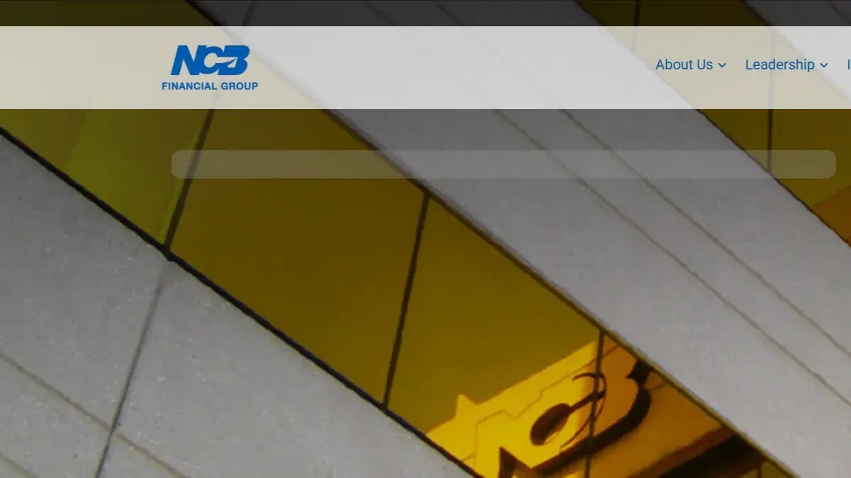 Η κεφαλίδα του ιστότοπου του NCB Financial Group πάνω από φωτογραφία των κεντρικών γραφείων του ομίλου