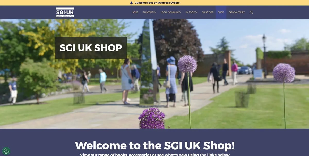 Η αρχική σελίδα του SGI UK Shop, με μια φωτογραφία κήπου και συνδέσμους για βιβλία και αξεσουάρ